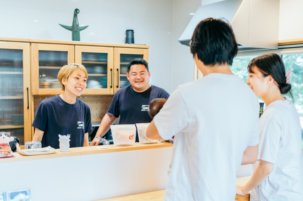 カフェで談笑する２組の家族
