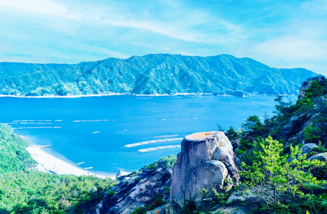 山と海の美しい島の風景