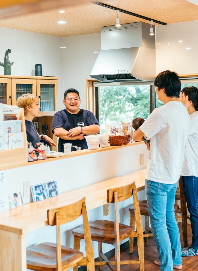 カフェで談笑する2組の家族