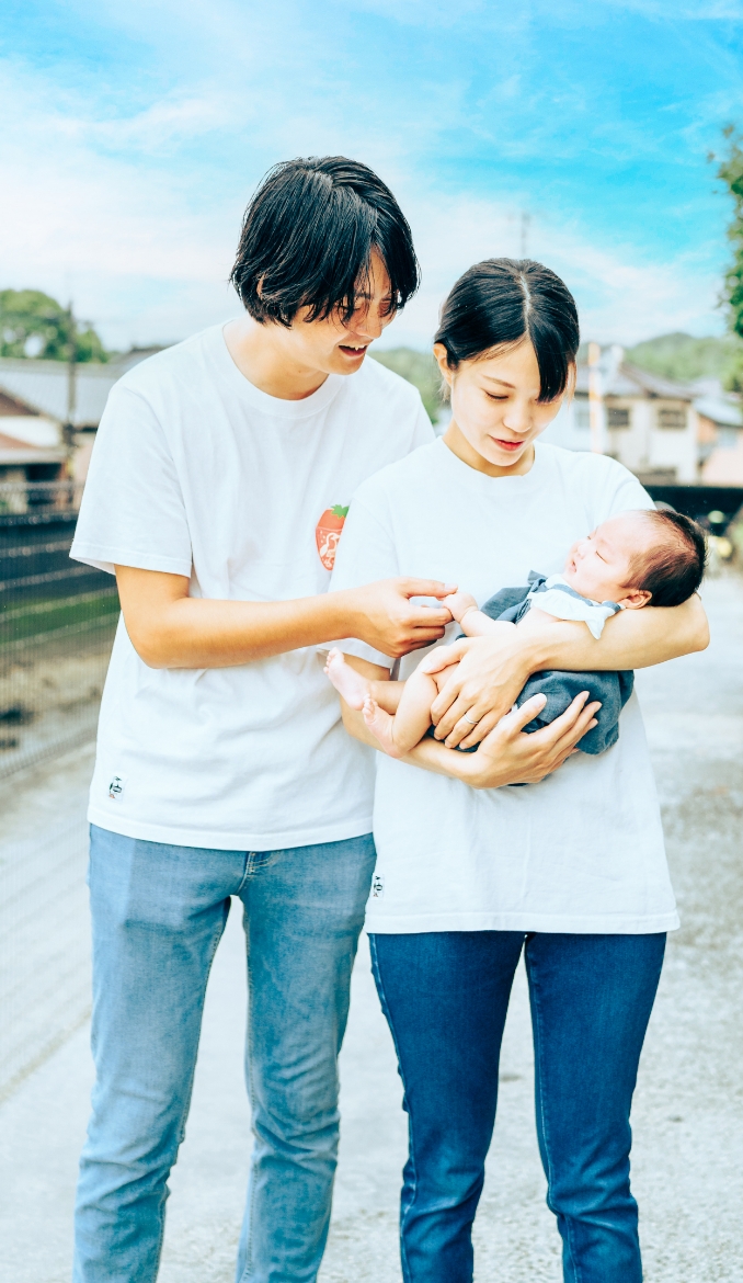 赤ちゃんを抱える夫婦