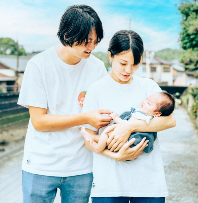 赤ちゃんを抱える夫婦